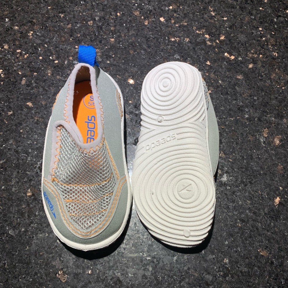 New speedo gray shoes size  s 5/6 baby/toddler